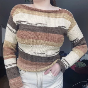 Egenstickad tröja! - Stickad på stickmaskin av mig!  Halsen ser likadan ut åt båda hållen så finns inget fram & bak! Båda sidorna ser olika ut i mönstret. Jag är ungefär en M & på mig sitter den tight, så vill man ha lite mer oversized så funkar den bra för XS/S också!