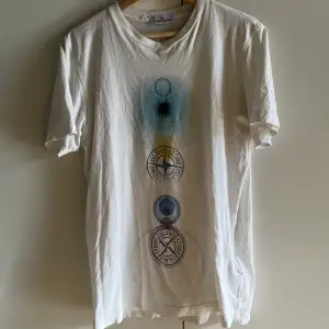 Säljer nu min stone island t-shirt eftersom den har blivit för liten och storleken på t-shirten är 170/ small, sckik 8/10