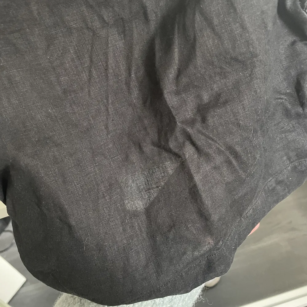 Ett svart jättefint linne från H&M i linne material. Strl M. Flitigt använd men i fint skick utan täcken på slitage.  Köparen står för priset + frakten🖤. Toppar.