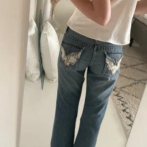 Lågmidjade jeans - Jättejättefina lågmidjade jeans med detaljer på både fram och bakfickorna😍midjemåttet är ca 76cm och innerbenslängden ca 80cm💗