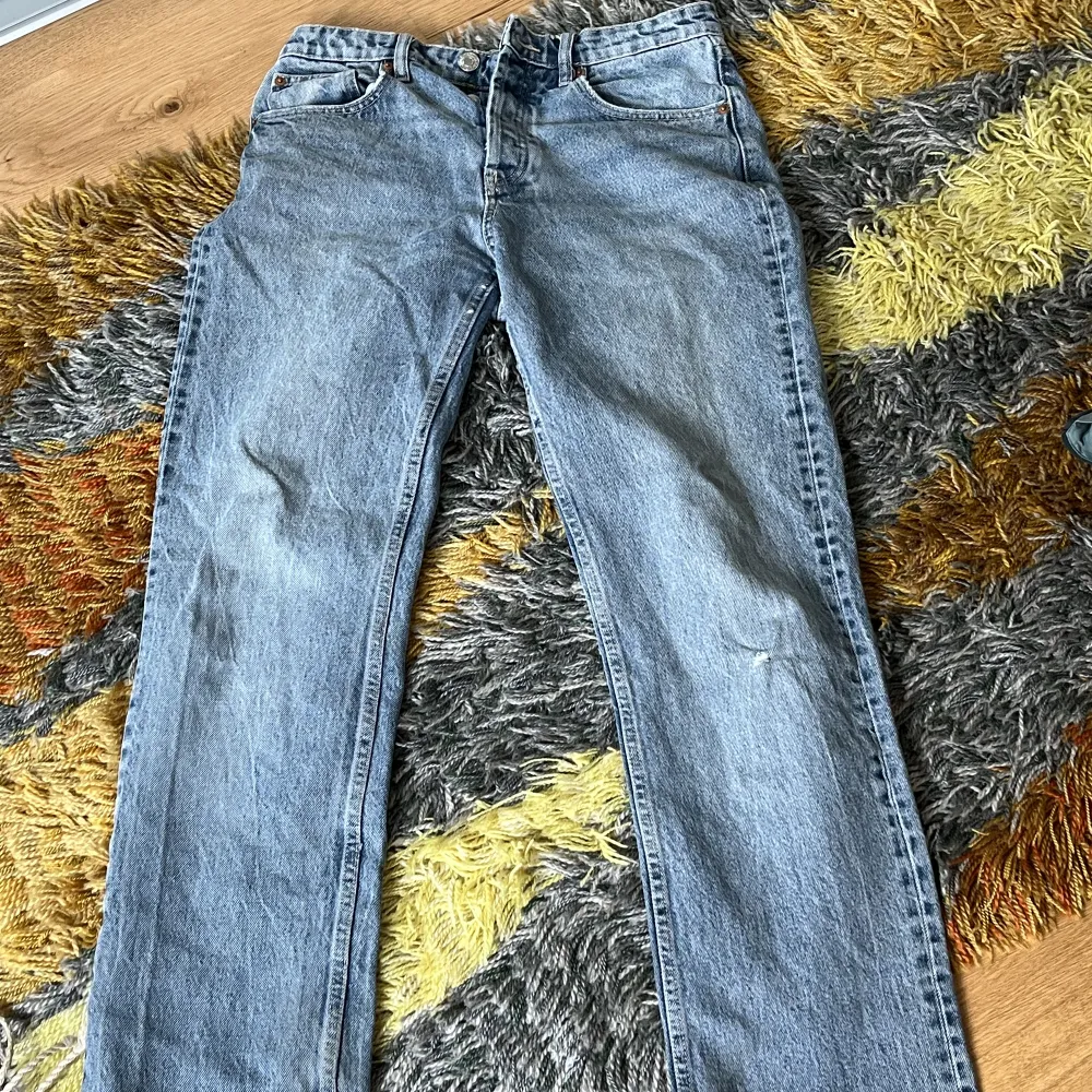Säljer dessa jeansen pga att jag inte använder de mycket för det är inte riktigt mig stil längre. Den kan användas både high waist och low waist. Snygga och i bra skick💕💕. Jeans & Byxor.