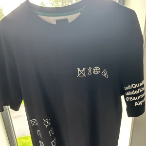 Hugo Boss Tshirt - Schysst Tshirt från Hugo Boss. Köpt från NK stockholm för nåt år sen. Har inte använt den på senaste tiden så den är fortfarande i dunder bra skick. 