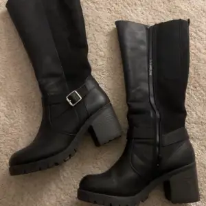 En par ”boots” svart med silver detaljer i storlek 39, fint skick!💞