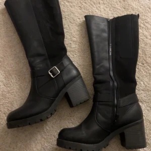 Boots - En par ”boots” svart med silver detaljer i storlek 39, fint skick!💞