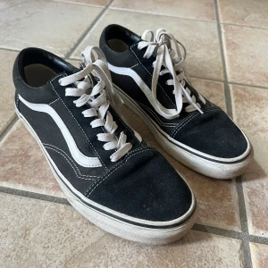 Vans - Vans Old Skool i storlek 43 Sparsamt använda, tvättas innan köp!