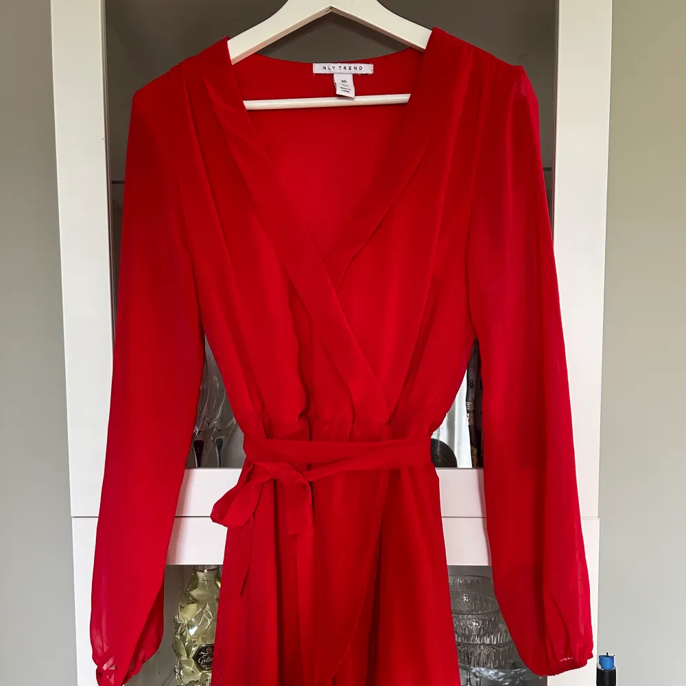 Röd klänning från Nelly Storlek 36 Knyte i midjan Som ny, anvönd endast fåtal gånger. Klänningar.