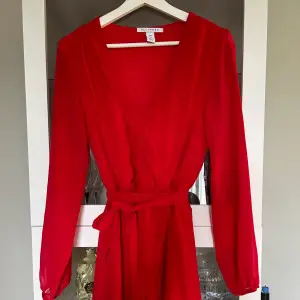 Röd klänning från Nelly Storlek 36 Knyte i midjan Som ny, anvönd endast fåtal gånger