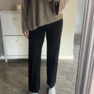 Kostymbyxor  - Säljer mina fina kostymbyxor av märket Stockh LM, köpta på mq för 900 kr, helt nytt skick då de anvönts väldigt sällan och sparsamt, storlek 36🙌❤️