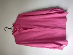 Superfin rosa skjorta med ballongärm. Fattas en knapp i kragen men har mest använt den öppen så har därför inte sytt in en. (Syns på första bilden)