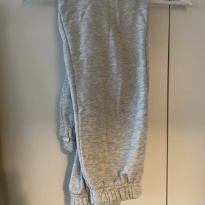 Mjukisbyxor - Gråa mjukisbyxor från Gina. Lite noppriga men går att ta bort. Tror att de kan vara i petit modell för de är lite korta på mig som är 165. Kan skicka bild om någon vill ha det :) 