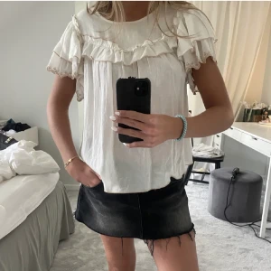 Other stories blus - Sååå snygg blus från &otherstories med så fina detaljer. !första bild lånad! Knappast använd. Står eu 42 i blusen men den sitter som på andra bilden för mig som vanligtvis är en xs-s! 