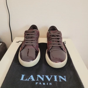 Lanvin skor - Nästan helt oanvända lanvin skor (Se sista bild) i storlek uk10 (44-45). Cond 9,5/10. Dustbag ingår!