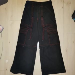 Killstar byxor - Killstar byxor i stl xs. Använda men i bra skick. Nypris 1000 kr säljer för 600 + frakt. Går att göra till shorts. Långa för mig som är 155 cm. Kontakta mig för mer information och bilder! 💗