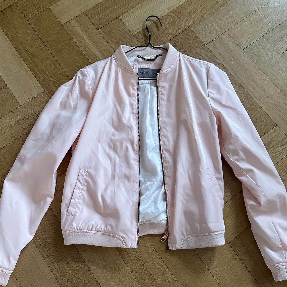Söt ljus rosa jacka från Calvin Klein, knappast använd så i jätte fint skick 🩷. Jackor.