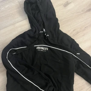 svart hoddie  - jätte fin svart hoddie från H&M ☺️ den är använd fåtal gånger men i jätte bra skick, hör av er vid fler bilder eller funderingar PRIS GÅR ATT ÄNDRA☺️❤️