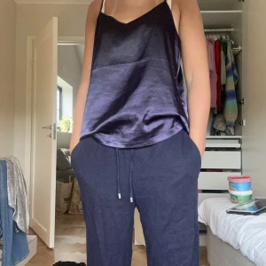 Marinblå linnebyxor  - Ett par super snygga marinblå linnebyxor från zara.