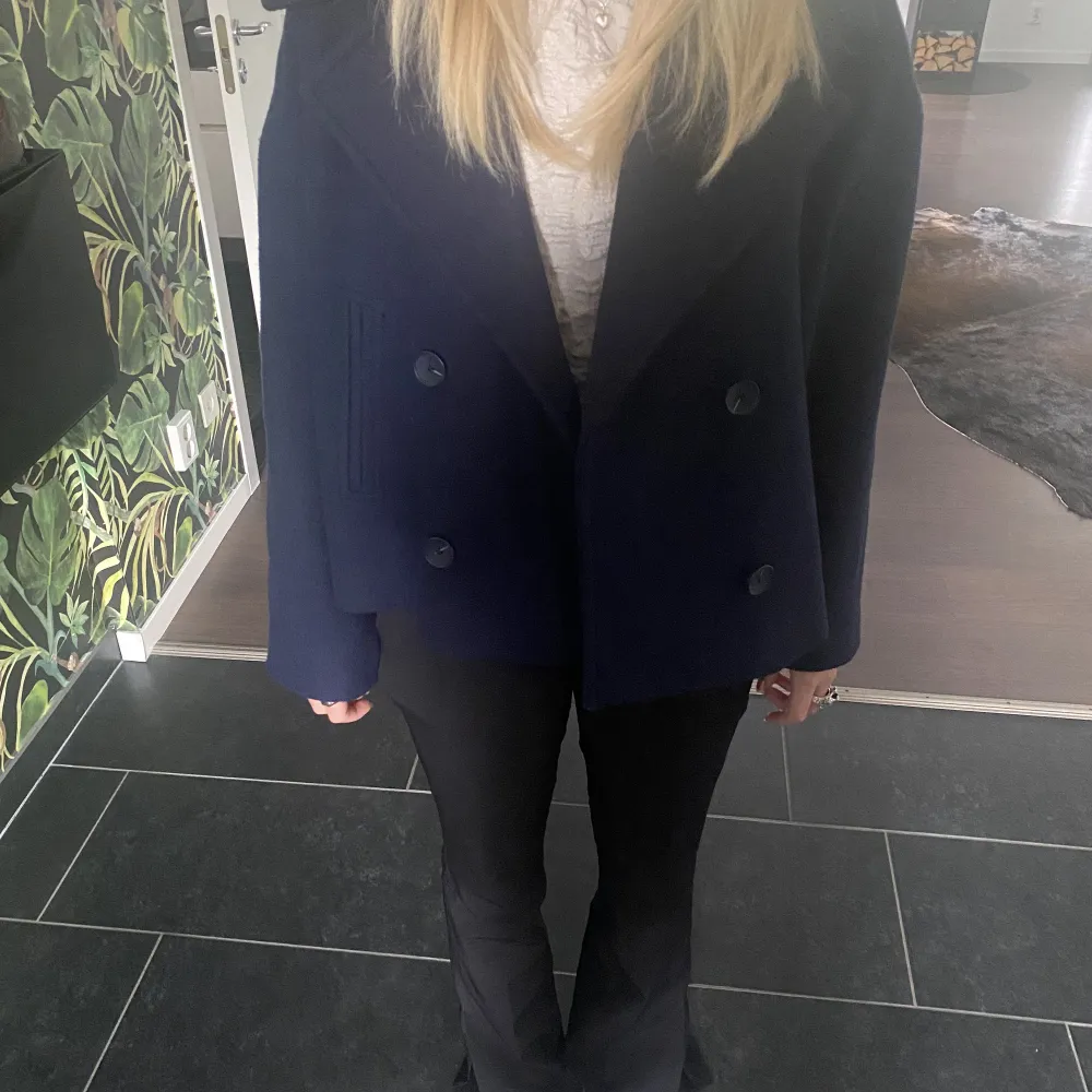 jättefin blå kappa som är köpt på Stradivarius. Den är använd max tre gånger och alltså är super fint skick. inte nopprig eller liknande alls. Hör av dig vid frågor pris kan diskuteras! HÖJ MED MINST 10kr VID BUD, KÖP DIREKT 650KR. Takit.