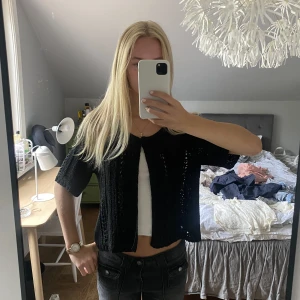 stickad kofta - stickad kofta, perfekt att ha över ett linne!! strl s (passar alla), 150kr💞💞