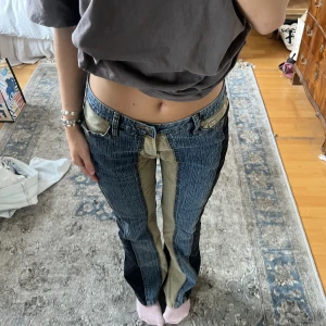Utsvängda jeans  - Lågmidjade utsvängda jeans, midjemått 38 cm innerbenslängd 80 cm🖤