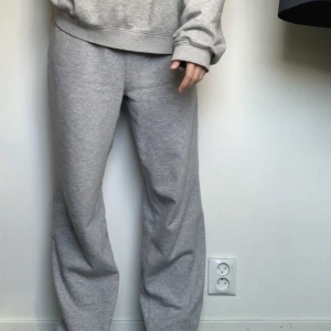 mjukisbyxor levis - gosiga mjukisbyxor från levis i perfekt skick!! använd gärna köp nu och hör av er vid frågor <3