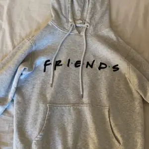 Säljer en friends hoodie från hm 