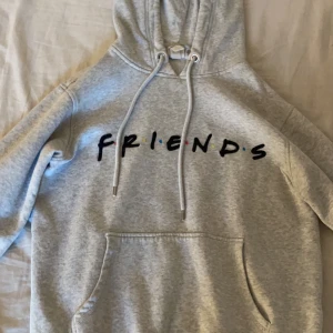 Friends hoodie  - Säljer en friends hoodie från hm 