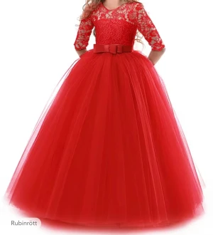 Röd klänning - Säljer denna fina klänning i storlek 150, som tyvärr aldrig blivit använd. Köpt för 630kr. Lappen finns kvar. Mycket gott skick. Det finns en drag kjedja där bak. Skriv om du har någon fråga eller vill ha fler bilder 🫶🏻💓