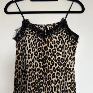 Leopard linne ifrån märket Elli White i storlek S med fina spetsdetaljer och spaghettiband. Är i fint skick då det knappt använts på grund av fel storlek. 