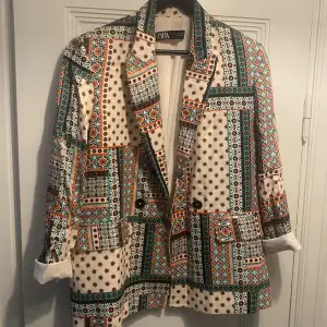 Blazer from Zara. Size S. Small signs of use only seen really close (see last picture) 💚
