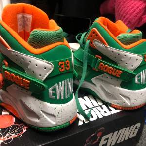 EWING ROGUE ”ST.PATRICK’S DAY”. US 11. EU 44,5. (Ewing är små i storleken!). Testade utomhus en gång. Originalbox, basketboll och skyddspapper kvar. Kan mötas upp centralt i Stockholm. Köparen står för frakt. Skambud ignoreras!