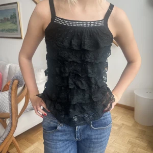 Spetslinne  - Så fint linne med spetsvolanger. Aldrig använt 