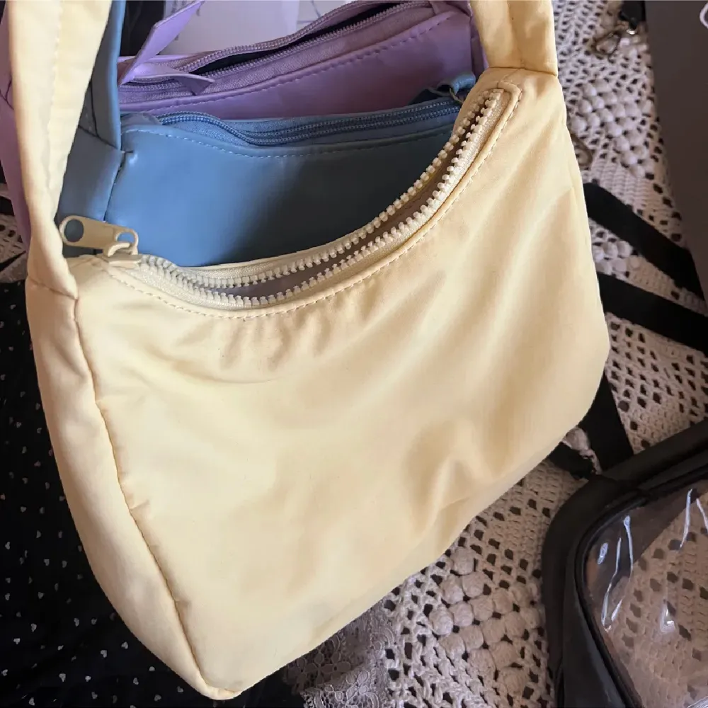 1 väska - 35 kr 3 väskor - 100 Säljer dessa axelväskor få de knte kommer till användning. Den gula har aldrig använts, de andra två har använts fåtal gånger.❤️. Väskor.