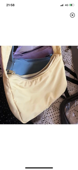 Väskor - 1 väska - 35 kr 3 väskor - 100 Säljer dessa axelväskor få de knte kommer till användning. Den gula har aldrig använts, de andra två har använts fåtal gånger.❤️