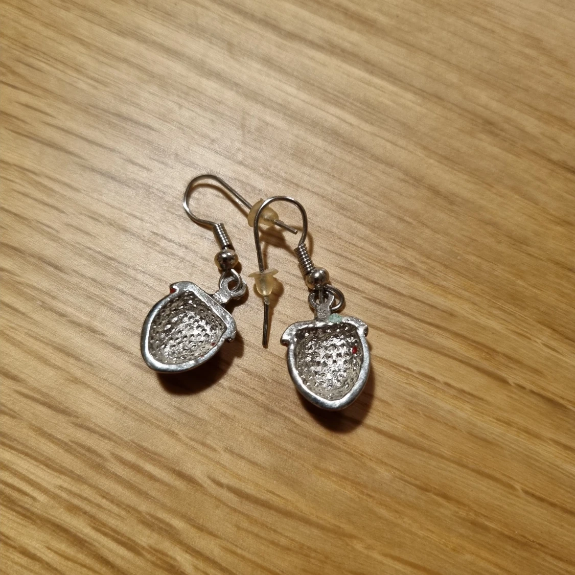 Små söta örhängen med jordgubbar  - 90