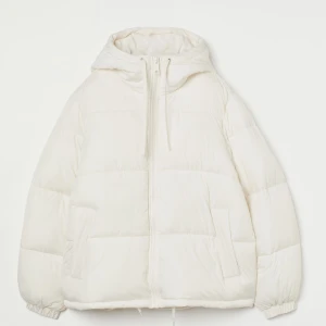 Jacka - Säljer nu min fina vinterjacka från H&M som är väldigt sparsamt använd, säljer då den ej kommer till användning! Kom privat för egna bilder🤍