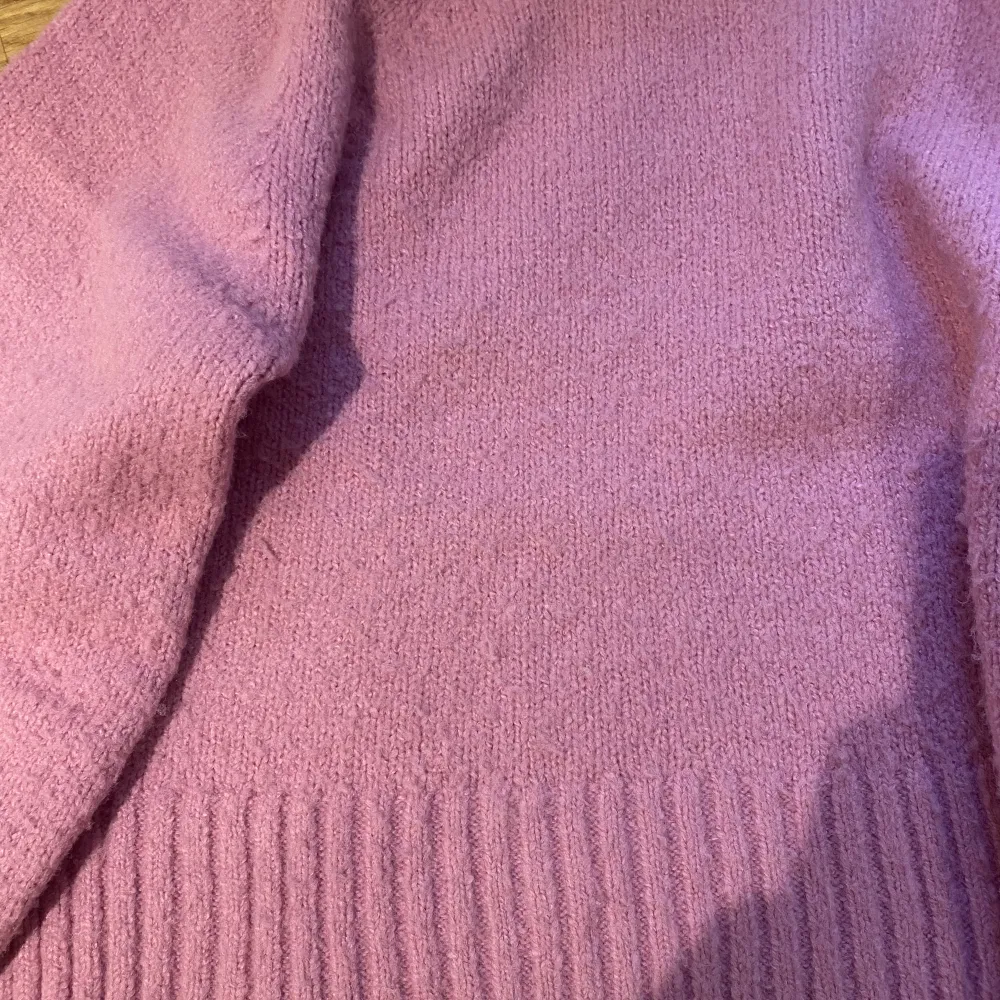 En rosa stickad tröja från GinaTricot. 💗💓Pris kan diskuteras. . Stickat.