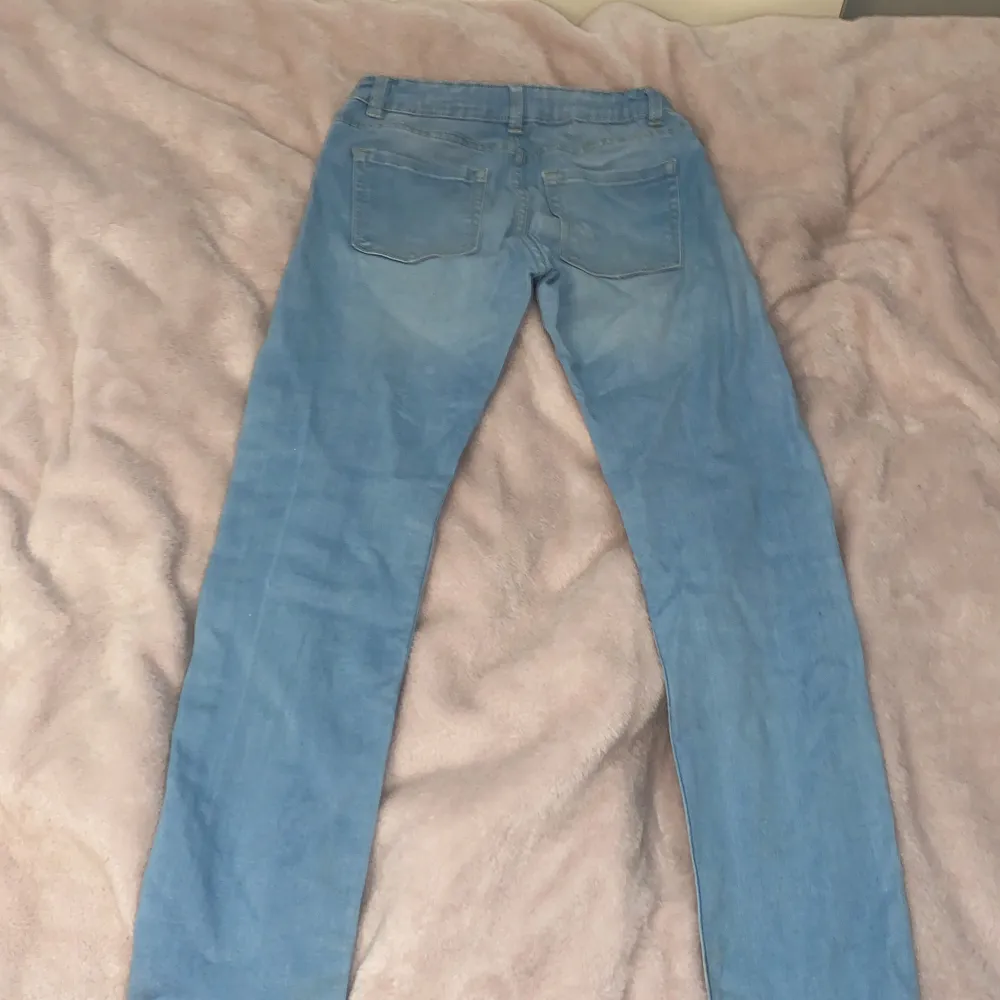 Säljer nu dessa ljusblåa stretchiga jeans. Dem är typ skinny💕. På högerbakficka finns det typ en lite blekare fläck. Därför säljs dem för endast 20kr + frakt💓. Jeans & Byxor.