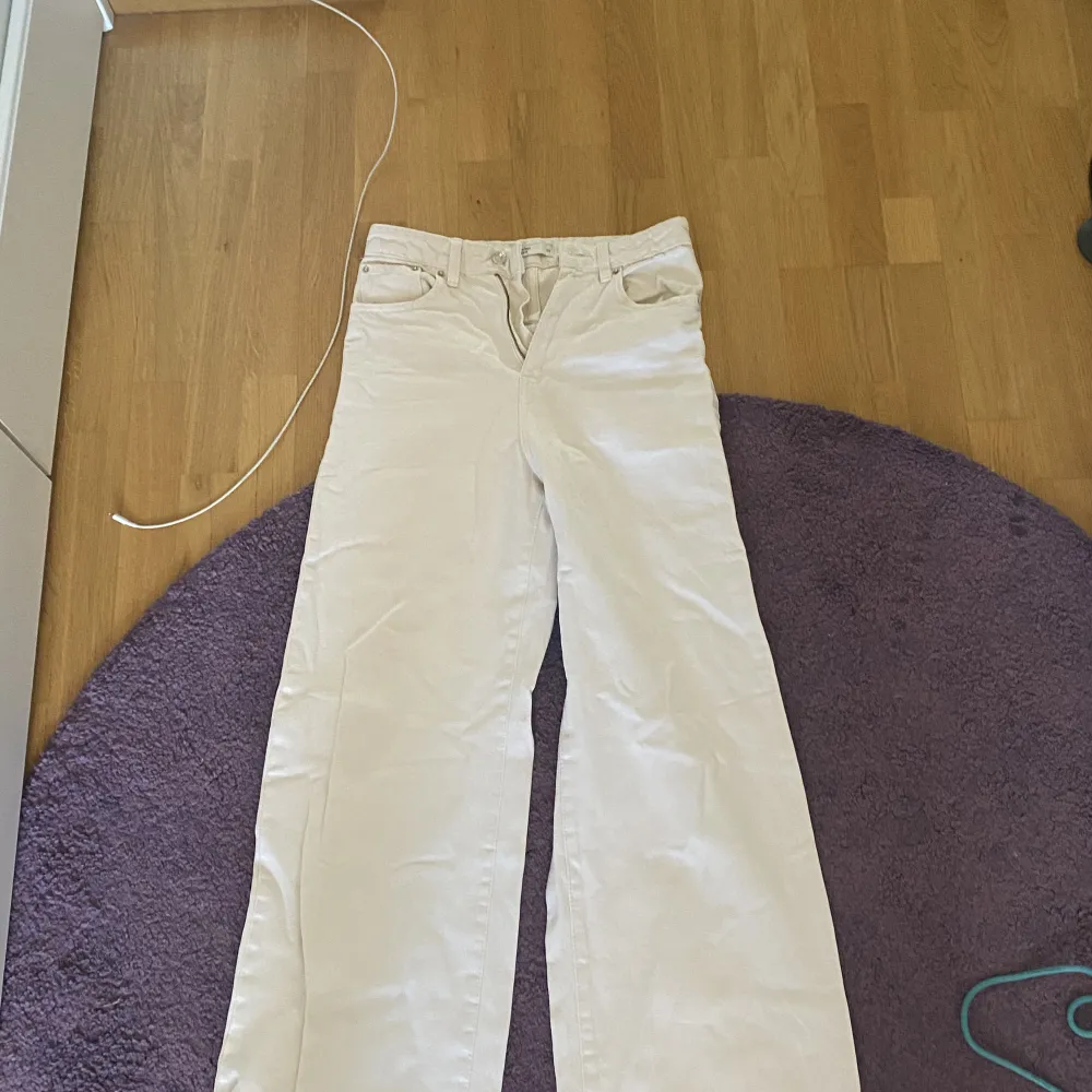 Jag säljer min vit jeans för 80 kr det är bra för en piknik,promenad och till att bli fint och elegant!. Jeans & Byxor.