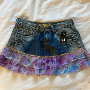 Jeanskjol med volanger - Jättefin jeanskjol med volanger i storlek xs. Säljer då den tyvärr är lite liten för mig💗