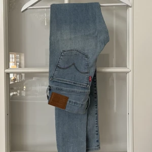 Levis jeans 710  - Säljer mina blåa 710 jeans från Levis i sorlek 26🤍Pris kan diskuteras. Alla kläder kommer självklart tvättas en extra gång innan leverans📦