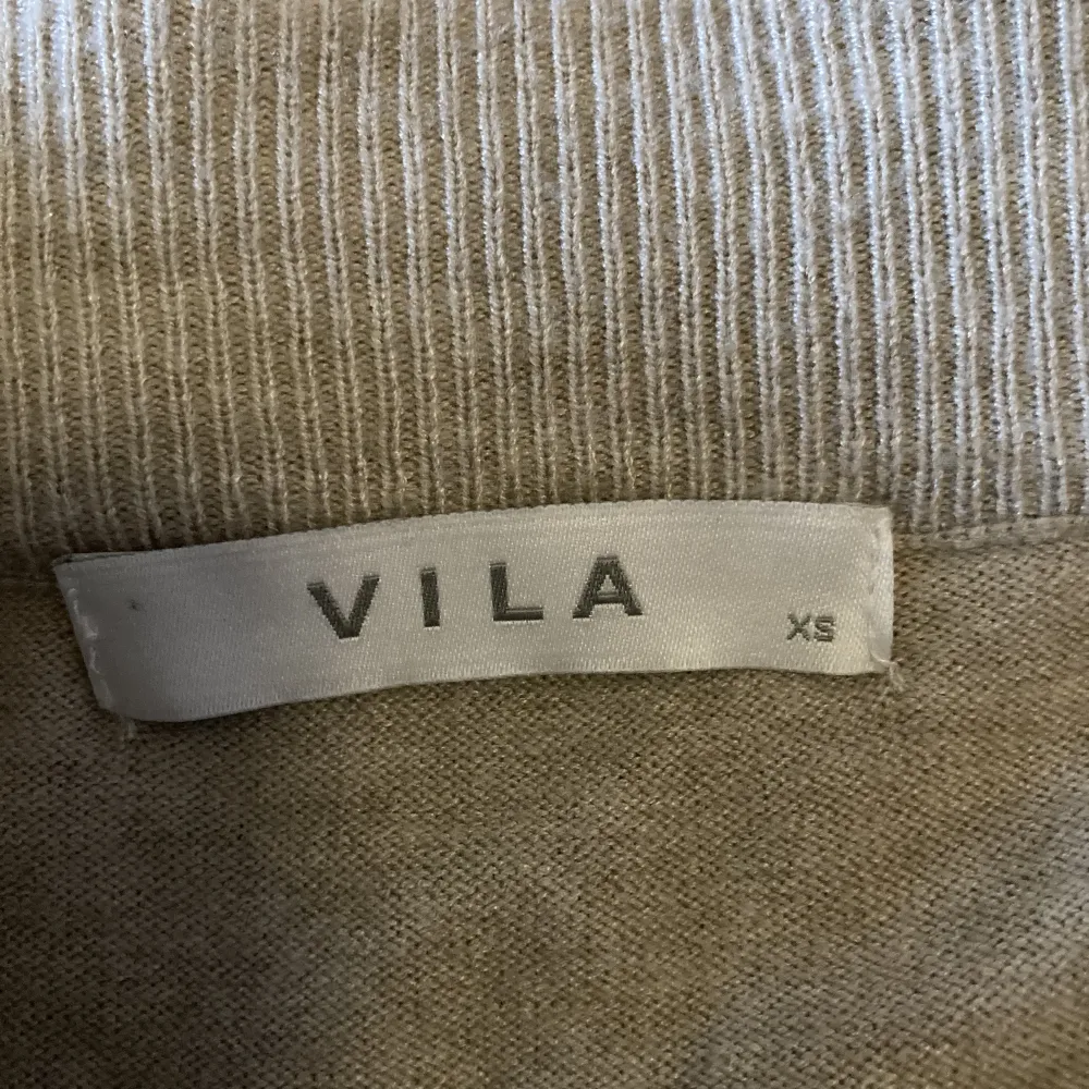 En stickad midikjol från Vila i storlek xs🌸den är supermjuk och har en slits på ena sidan!. Kjolar.