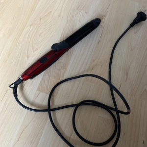 Locktång/plattång - En locktång och plattång i ett! Jättebra och effektivt då man inte behöver gå runt å bära på två olika, tar lite plats. Funkar jättebra! Rengör den såklart innan leverans! Leverans inte inkl i pris:)