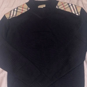 Burberry tröja - Säljer min äkta burberry tröja, den är i storlek ”158cm” men passar mig som är en xs/s. Super bra skick!