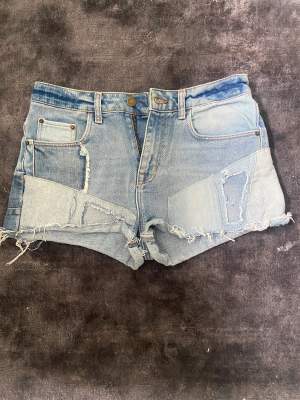 Unika jeans shorts från Zara! Knappt använda då dom är lite försmå på mig, storlek 36!🙌🏼