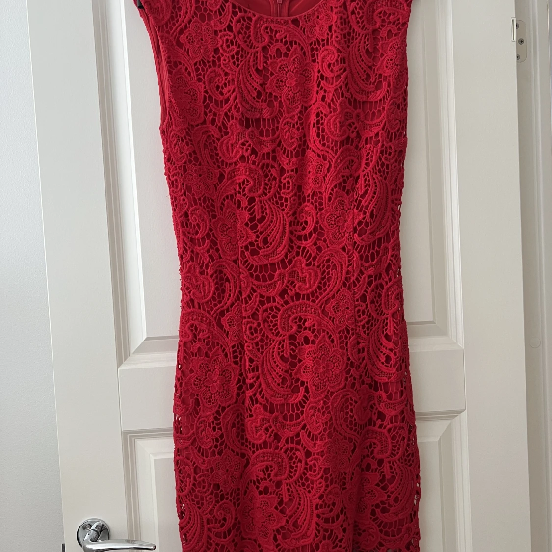 Röd klänning med blommönster  - 90