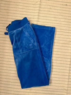 Juicy couture blå - ÄKTA!  Juicy couture blå.  Lite missfärgning längst ner vid hälen men inget som syns jätte mycket. Jötte bra skick annars.  Storlek S OBS!! Köparen står för frakten.
