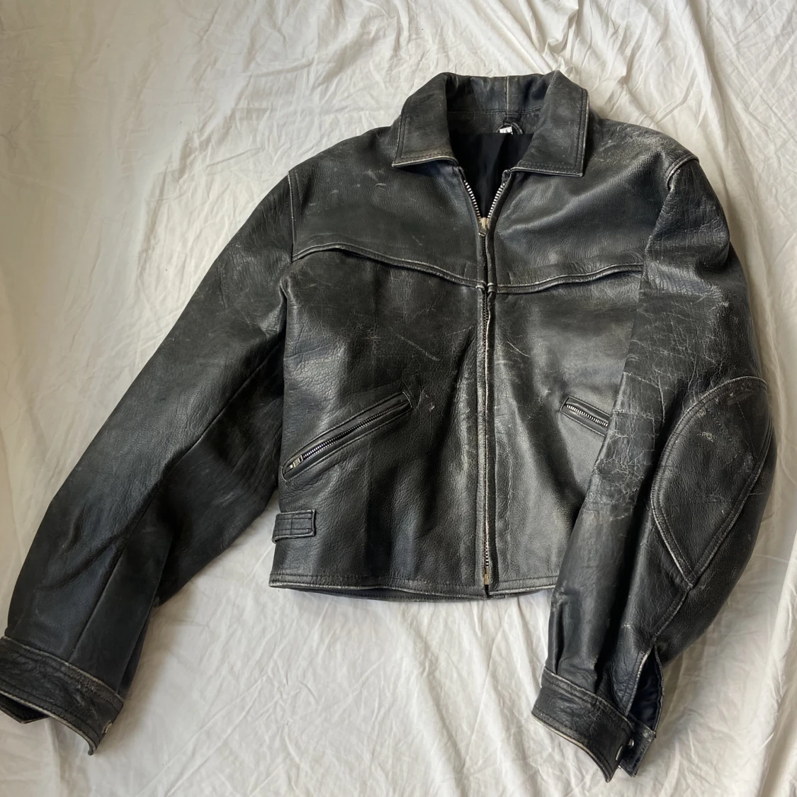 Vintage skinnjacka med slitningar