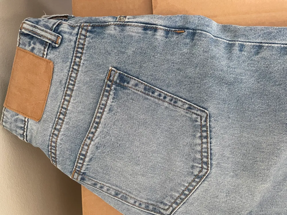Ett par fräscha jeans i wide leg-modell. Jeansen är använda ett par gånger men är hela o känns fortfarande ordentliga :). Jeans & Byxor.