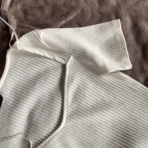 Gina topp  - Säljer denna fina toppen som jag köpte förra sommaren på Gina, den är sparsamt använd så väldigt bra skick💗