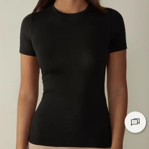 Intimissimi t-shirt - Svart Intimissimi t-shirt, helt ny och oanvänd, endast testad och nytvättad, säljer då jag har en likadan. SÄLJER ÄVEN EN I VIT.